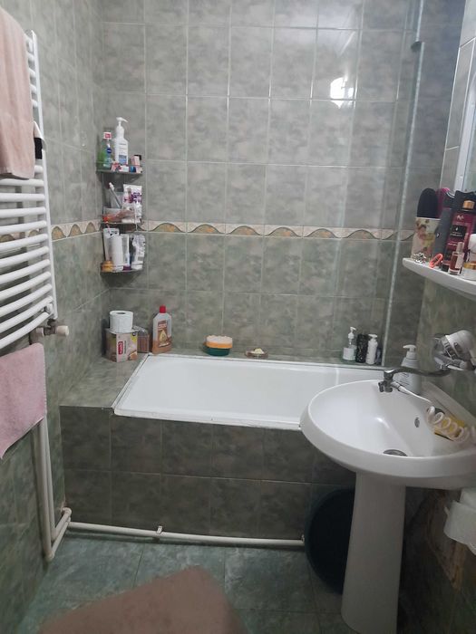 Schimb locuința. Schimb   Apartament cu garsoniera plus diferenta.