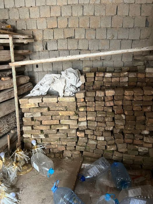 Гишт сотилади , продаётся кирпичи