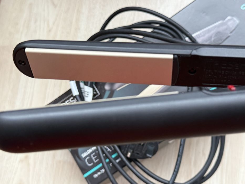 Преса за коса TRESemmé Ceramic Styler 230°C – керамична, с кутия и калъф