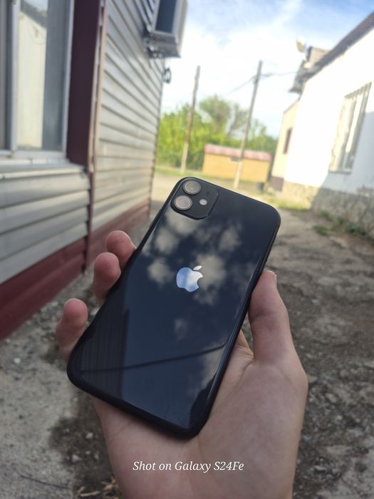 На продаже Iphone 11 black 128gb акб 71%в идиале