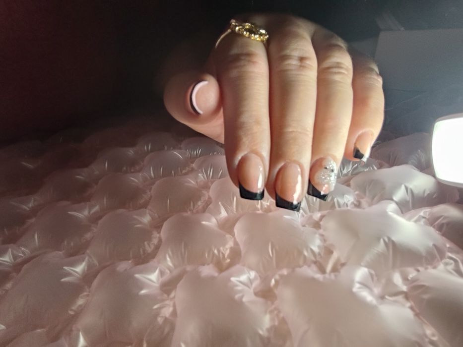 Ofer servicii de manichiura cu gel