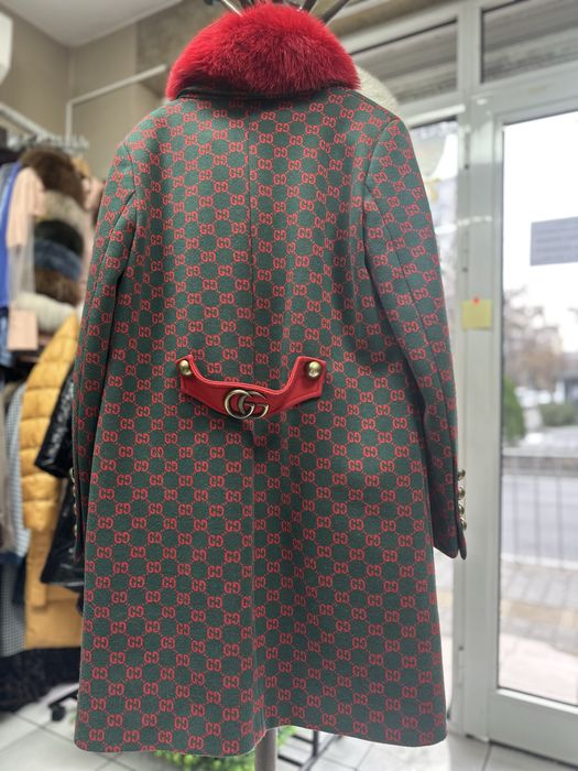 Продавам палто размер Л с яка естествена лисица в много добро състояни