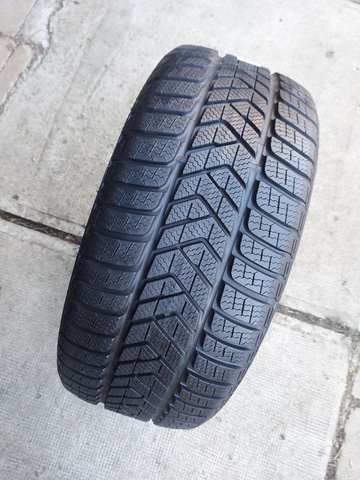 O bucată 255/40 R19 M+S iarnă - una Goodyear Pirelli Lassa