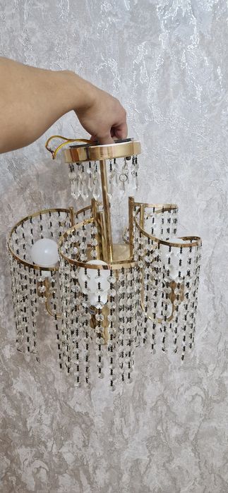 Продам люстру и светильники бра