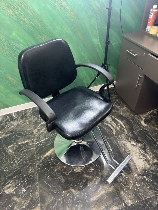 Scaun frizerie negru de piele