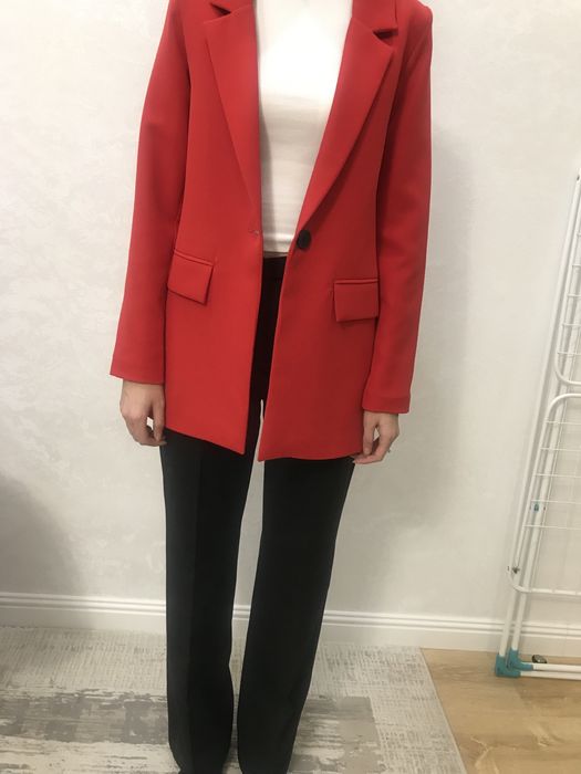 Пиджак красного цвета