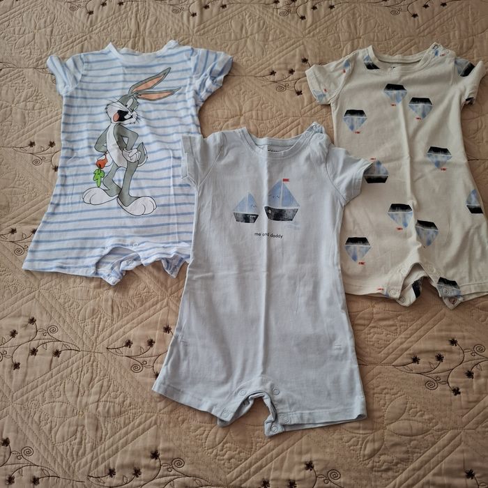 Бебешки бодита със къс ръкав.