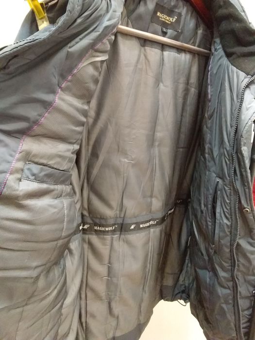 Қалың куртка жасөспірім жігіт балаға