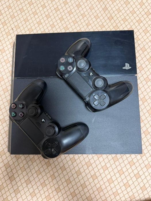 PlayStation 4 (PS4) +2 оригинальных DualShock 4