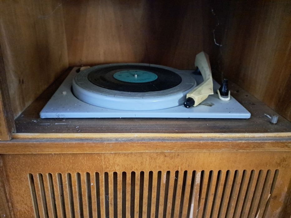 Ретро радио - грамофон с управление чрез бутони - запазен вид!