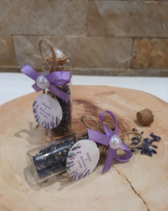 Подаръци за гости: стъкленици и бурканче с мед!