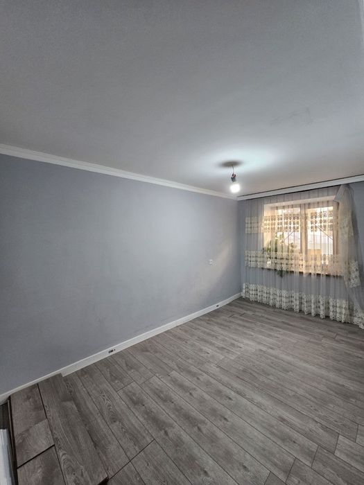 Mikrorayondq uy sotiladi 4x xonali + 6 metrlik veranda! Ipoteka bor!