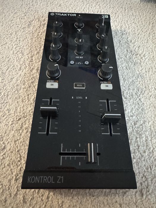 Native Instruments Traktor Z1 – Mixer + Controller DJ stare excelenta