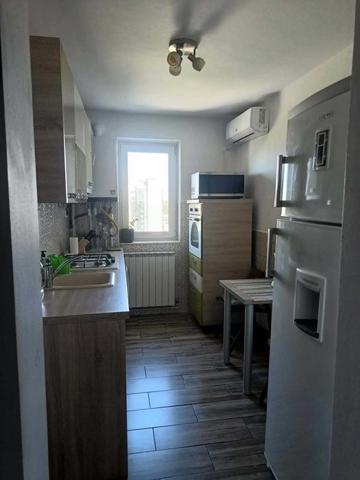 Închiriez apartament cu 2 camere