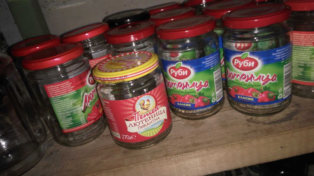 Продавам стъклени буркани и шишета