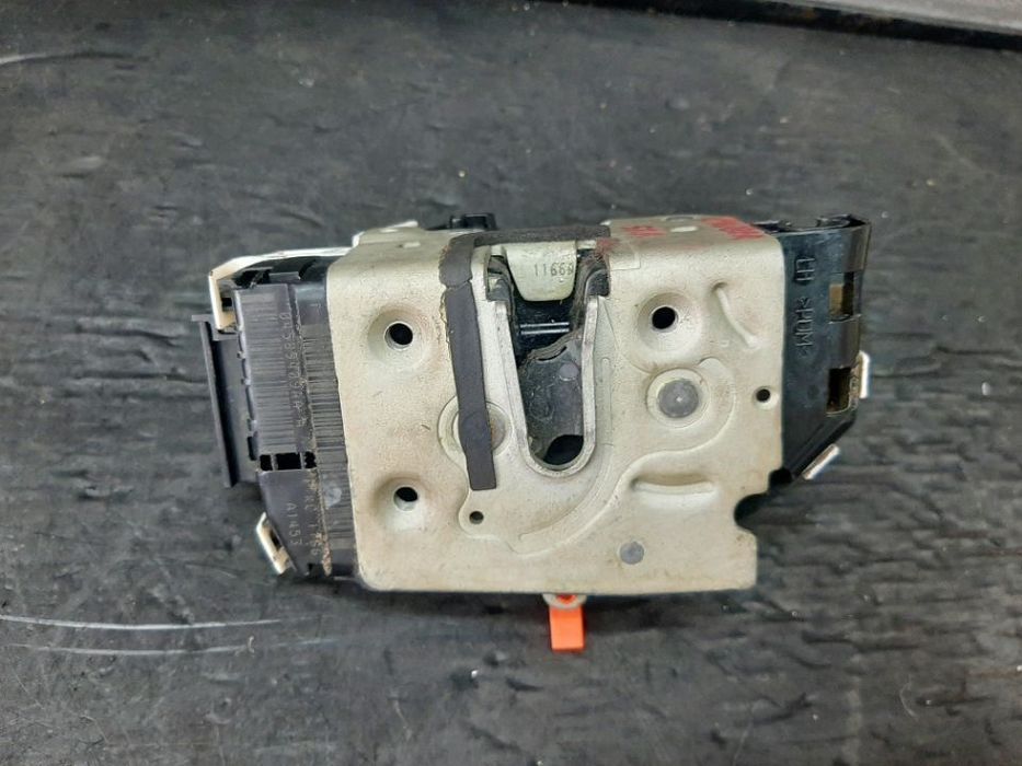 Broasca usa stanga fata dodge caliber 04589409aa
