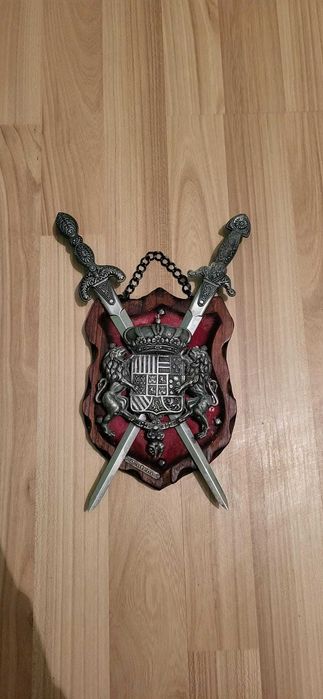 Panoplie Medievală cu Stema Regală și 2 Săbii