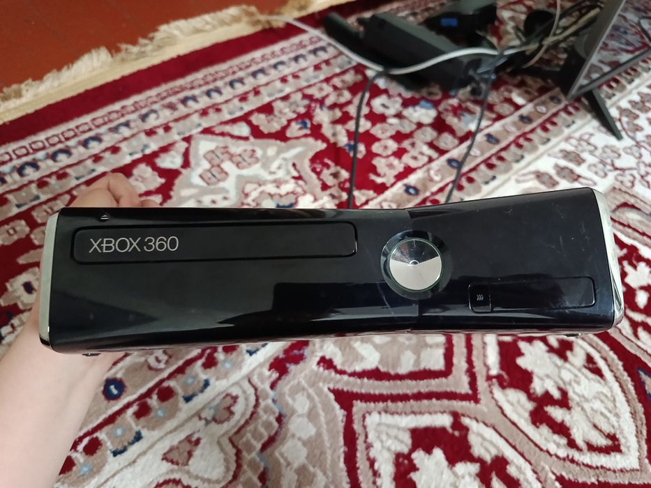 Продам Xbox 360  Kinekt полный комплект С Играми