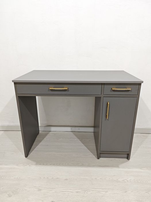 Письменный стол.