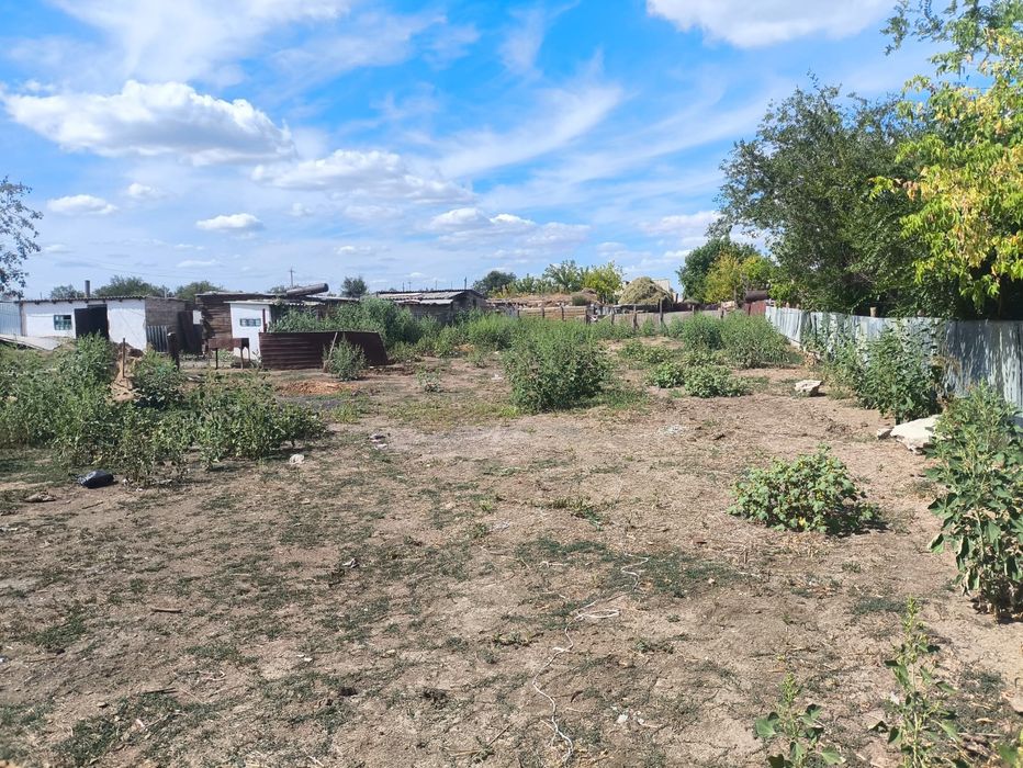 Продам участок в пригороде с недостроенным домом