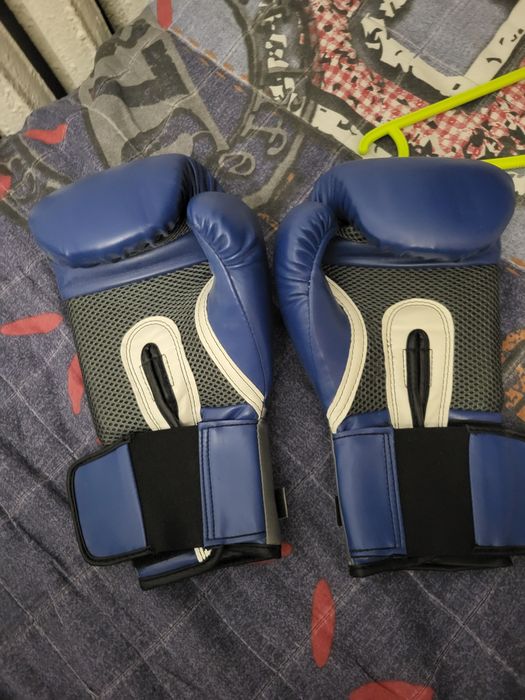 Боксерские перчатки Everlast