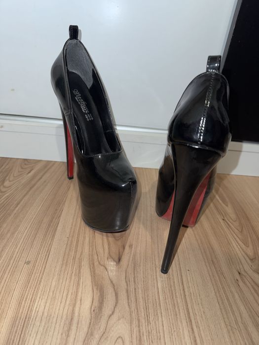 Обувки на висок ток