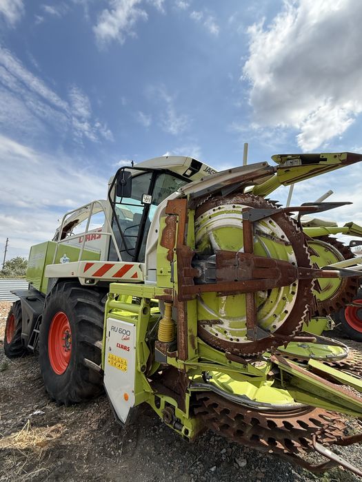 Кормоуборочный комбайн CLAAS Jaguar 830