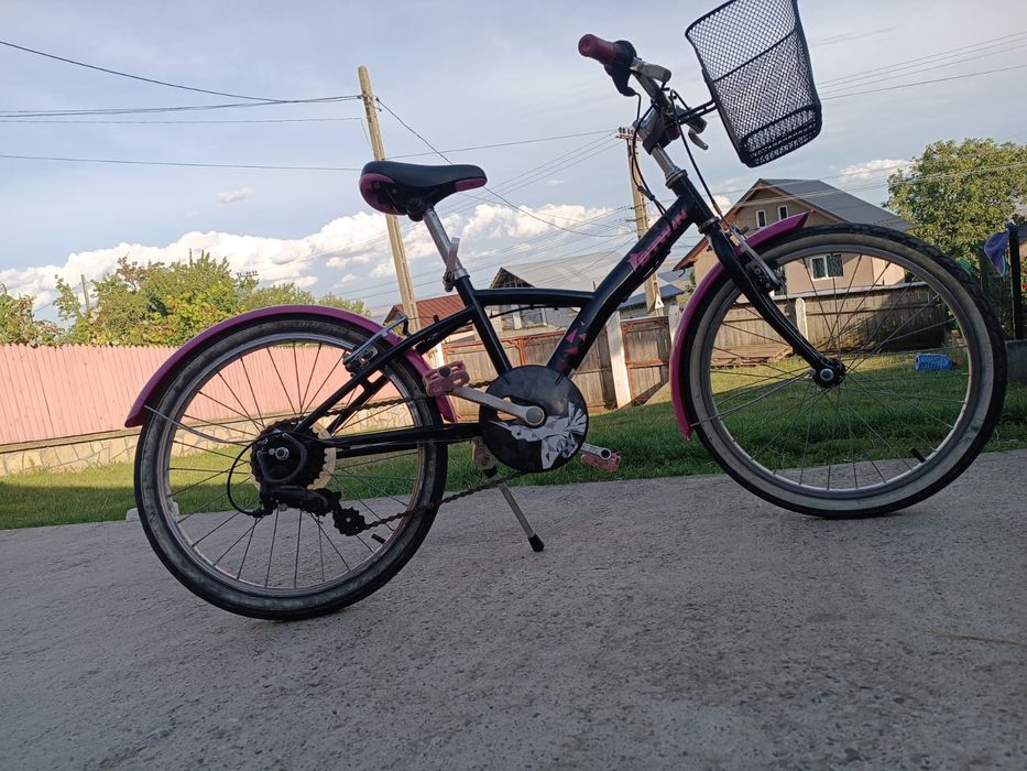 Bicicleta fetițe cuprinsa cu vărsată între 8 și 11 ani.