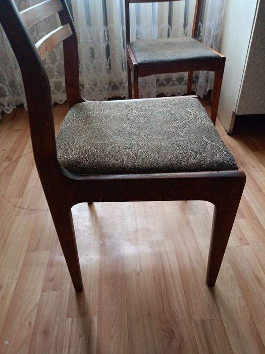 Продам 2 стула деревянных б/у