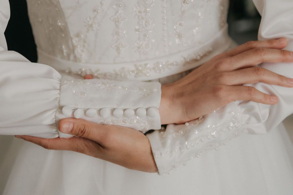 Rochie de mireasă elegantă, cu mâneci lungi și detalii rafinate