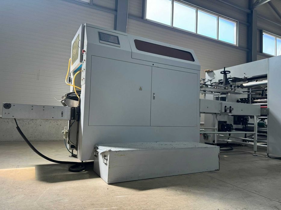 Mașina de fabricat/produs pungi din hârtie Kraft.