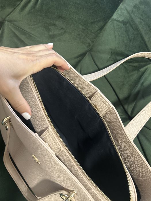 Vand poseta Tommy Hilfinger,ca si noua