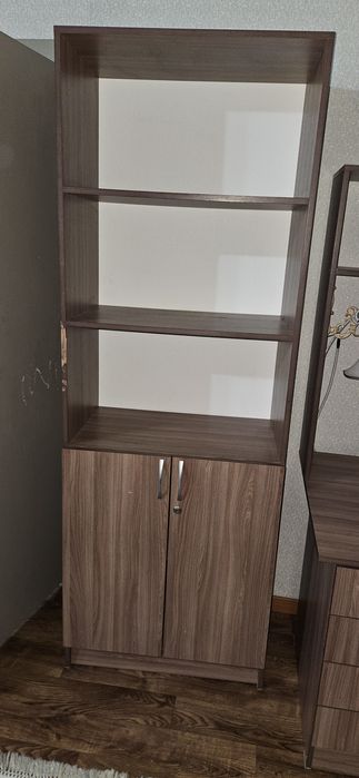 Шкаф и стол со светильником