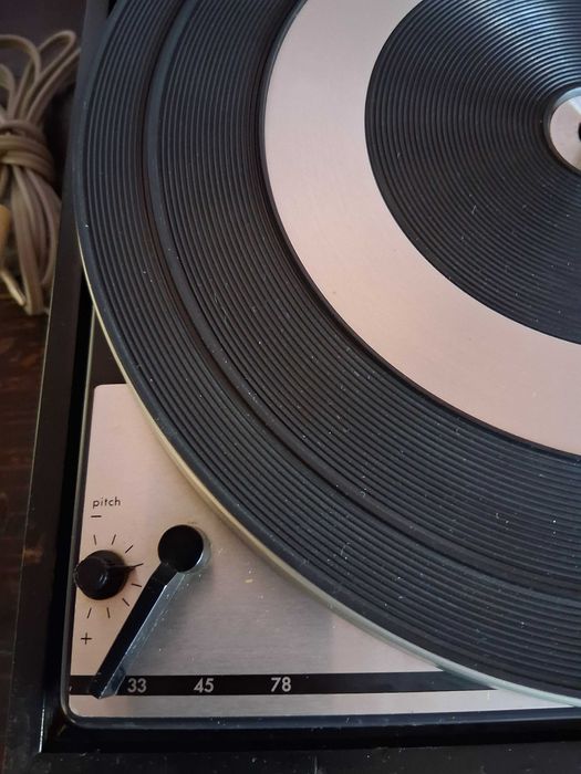 Продавам грамофон DUAL 1214