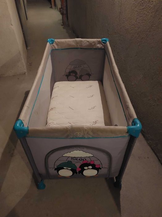 Продавам детска кошарка с матрак Пиер Карден