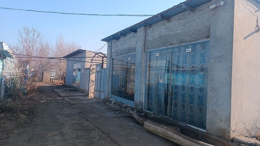 8 sotixlik uy sotiladi, Baraxolka bozor yonida, 6 xona 3 ta daliiz