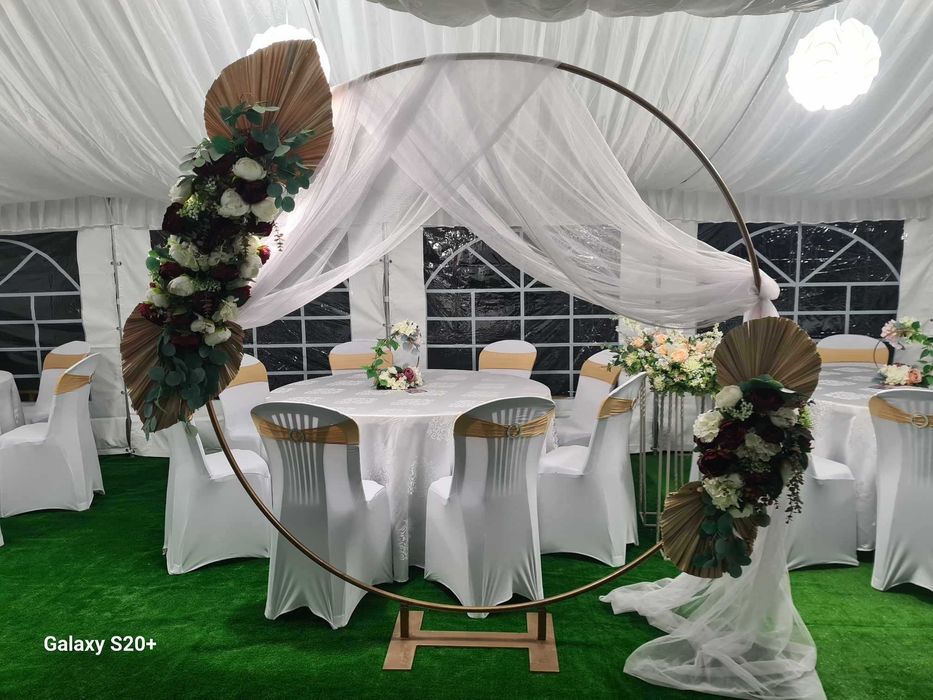 Corturi pentru evenimente și aranjamente florale