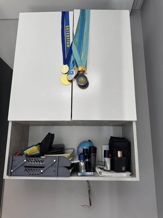 Стол и навесной шкаф