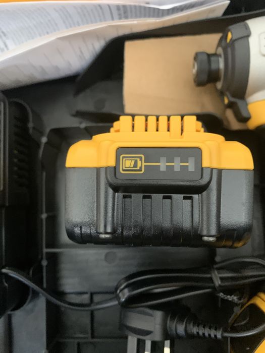 Dewalt impact brushless 2 baterii de 18 V 5.0 Ah , incarcator si cutie