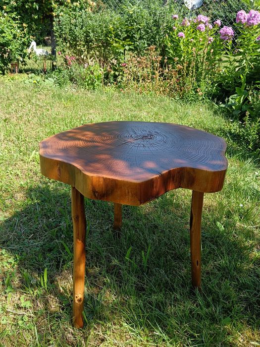 Masa pentru cafea, lucrata manual 100% lemn masiv.