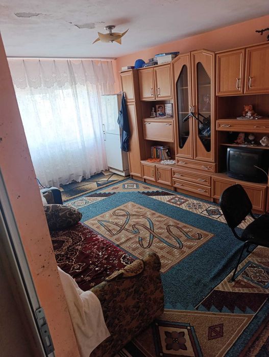 De vanzare -apartament 2 camere decomandat 22.000€ pret este negociabil nr.tel 0770834054