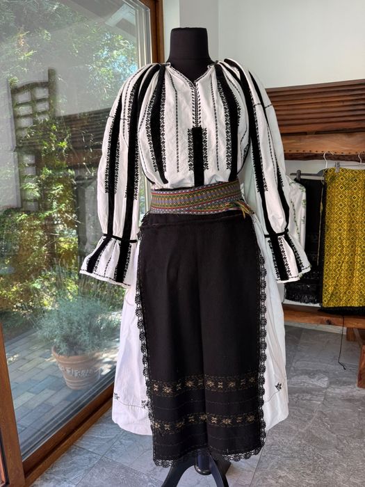 Costum popular vechi autentic