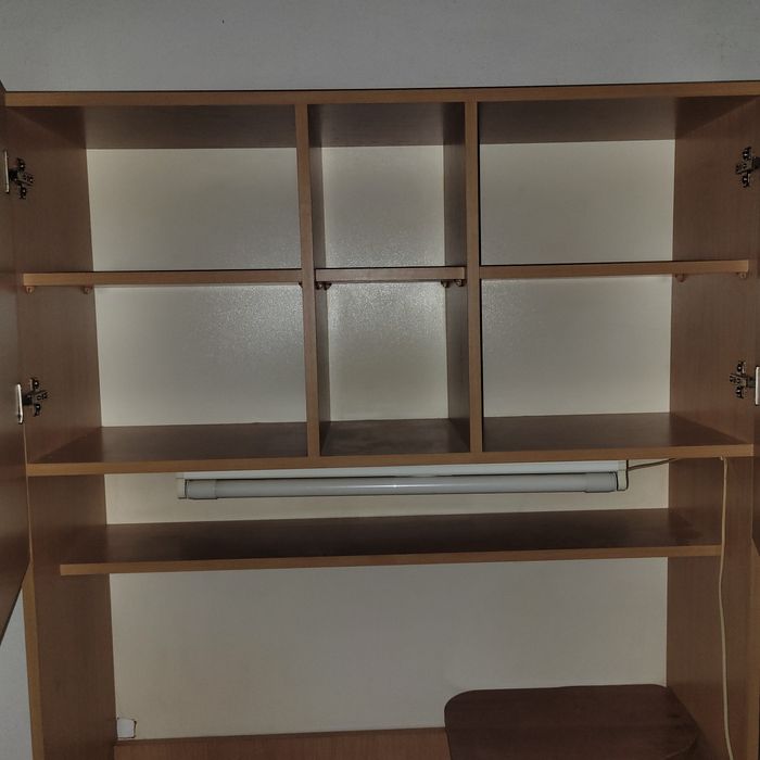 Компактно бюро с надстройка.