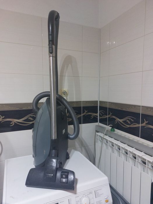 Прахосмукачка Miele Complete C3 select Powerline 
Супер запазено състояние, като ново.Подробни данни има на една от снимките. 
Работи перфектно, супер
