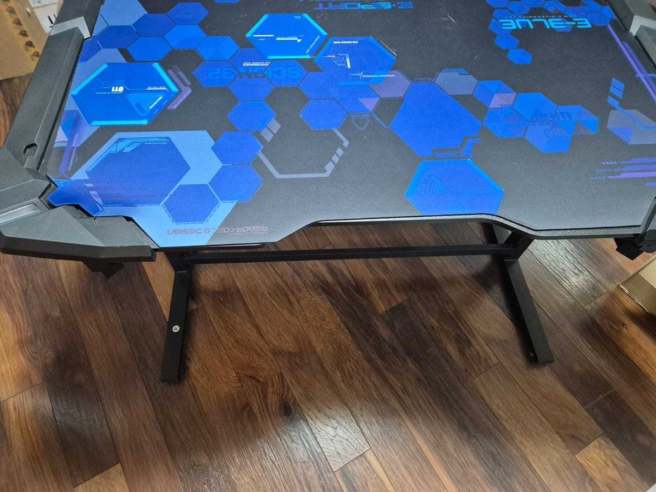 Геймърско бюро E-Blue RGB – Регулируемо 1.35м – LED