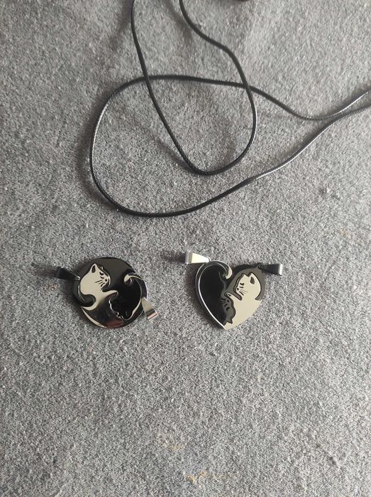 "Ин и Ян котки"с кожена верижка