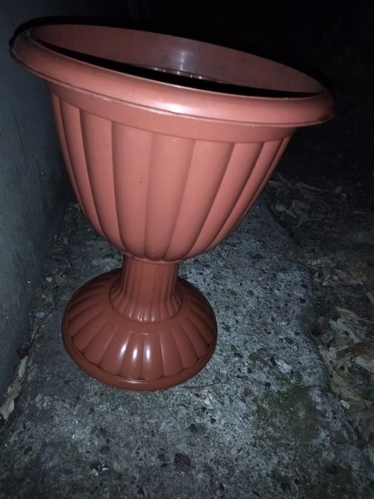 Горшок под цветы продам