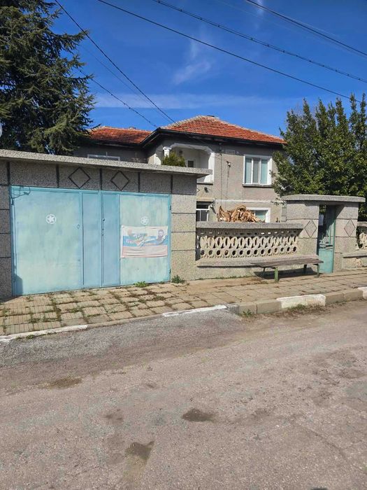 Двуетажна къща с голям двор и стопански постройки в с. Козаново