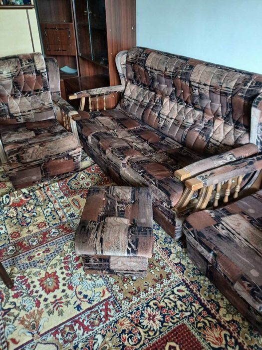 Диван,две кресла и две таботетки