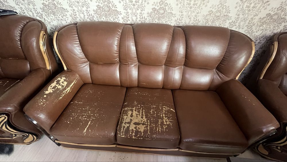 Продается диван и 2 кресла кожаные